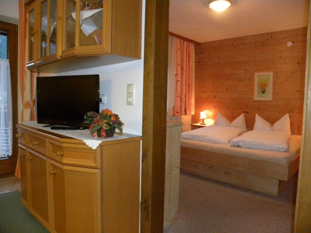 Gästehaus Emberger Mayrhofen Zimmer foto