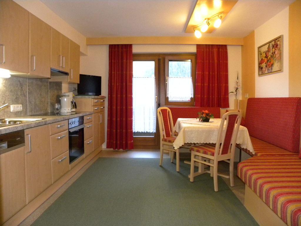 Gästehaus Emberger Mayrhofen Zimmer foto